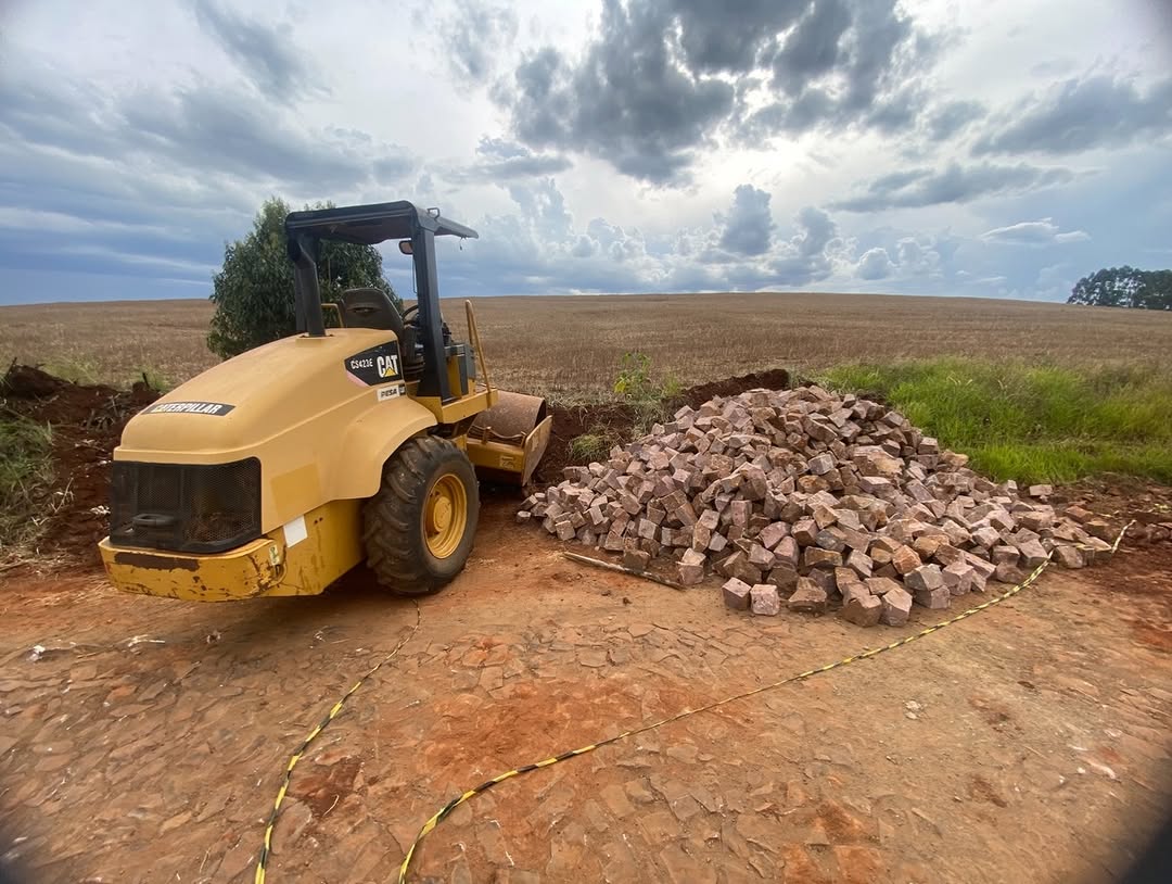 Prefeitura realiza reestruturação de estrada rural entre Grandes Rios e Flórida do Ivaí