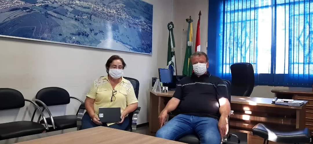 Secretária de Saúde Marli Almeida e Prefeito Toninho do Café, comentam sobre os cilíndros de oxigênio recebidos hoje (24) em Grandes Rios