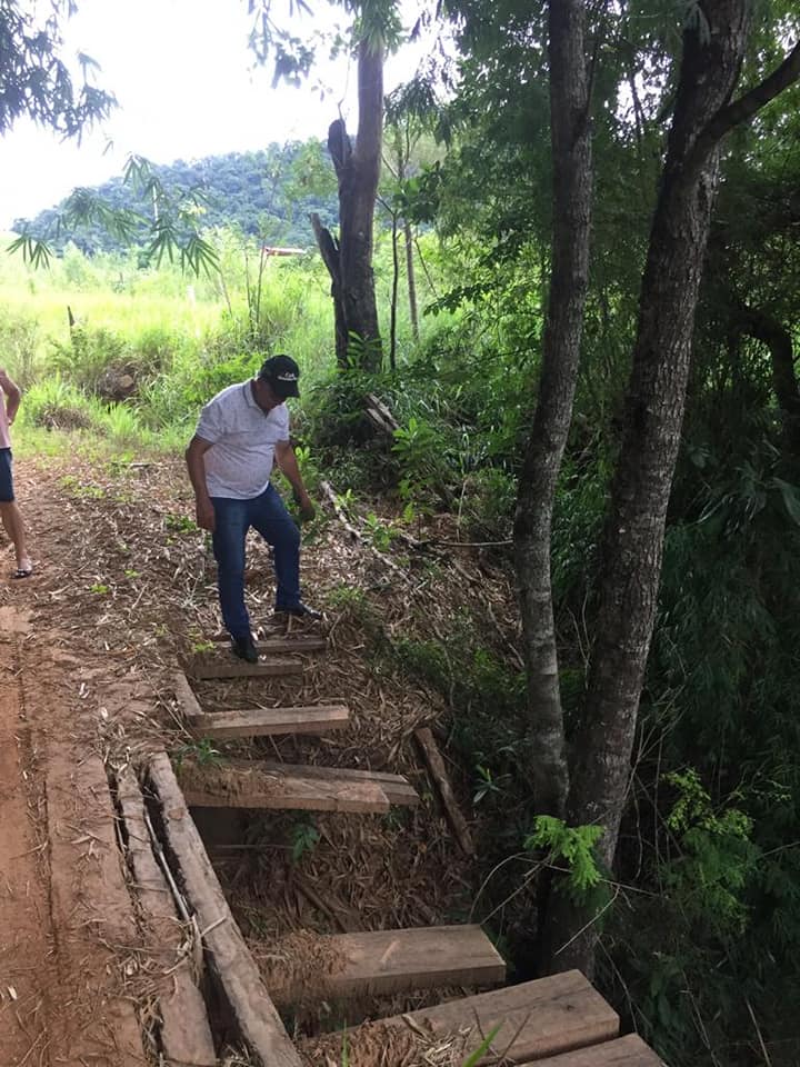 Prefeito Toninho do Café visita o interior do município e destaca problemas sérios, como é o caso da ponte na estrada do Sr Ronaldo (genro do Sr Zé Raul)