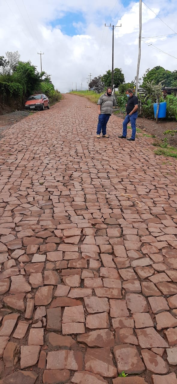 Prefeito Antônio Ribeiro da Silva visitou a estrada que liga Grandes Rios a Flórida do Ivaí que irá  receber a pavimentação com pedras irregulares