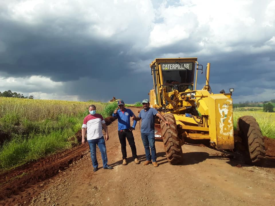 Prefeito Toninho do Café acompanhando as melhorias na estrada do bairro Ivaizinho nesta terça-feira (09)