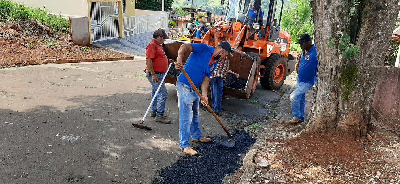 Operação tapa buracos nas ruas de Grandes Rios