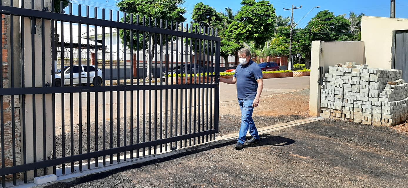 Instalação de um novo portão no pátio de máquinas