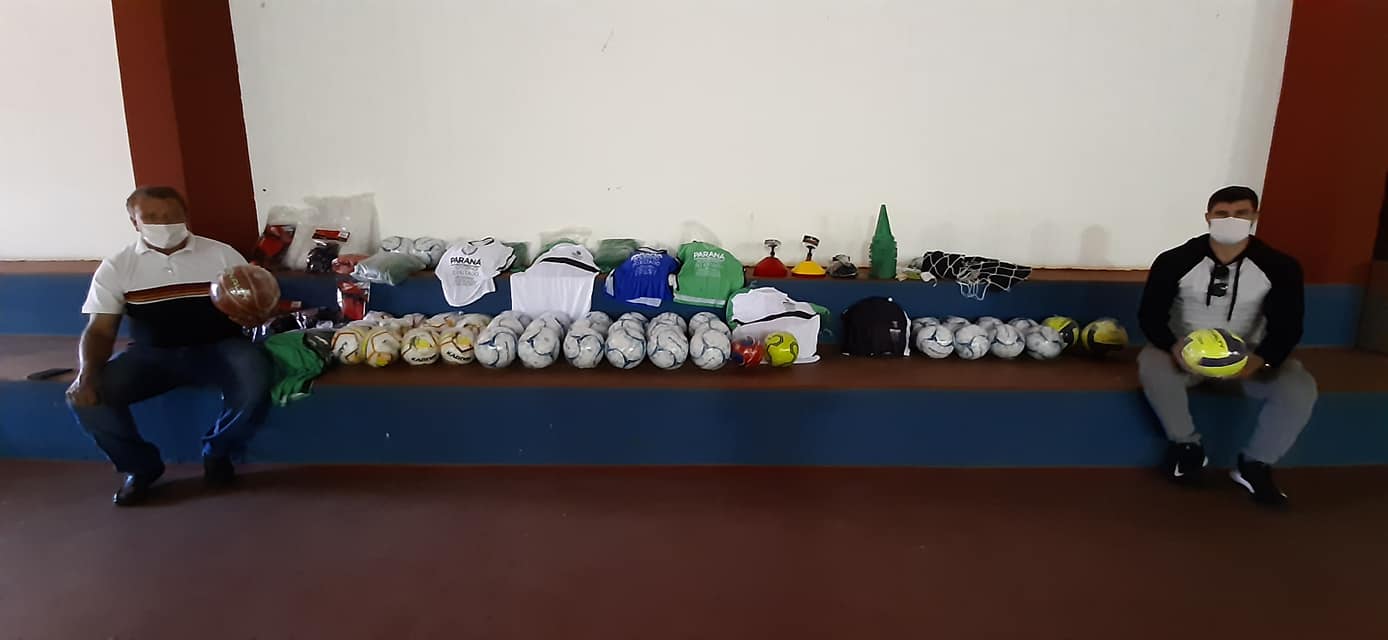Entrega de materiais esportivos através do programa Paraná + Esporte do Governo do Estado