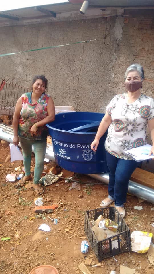 A Psicóloga Maria Helena acompanhou hoje (06/05) a entrega de caixas d’água para as famílias atendidas no Programa Água Boa