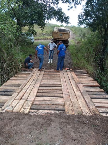 Prefeitura de Grandes Rios realiza reforma em ponte no bairro Chicote