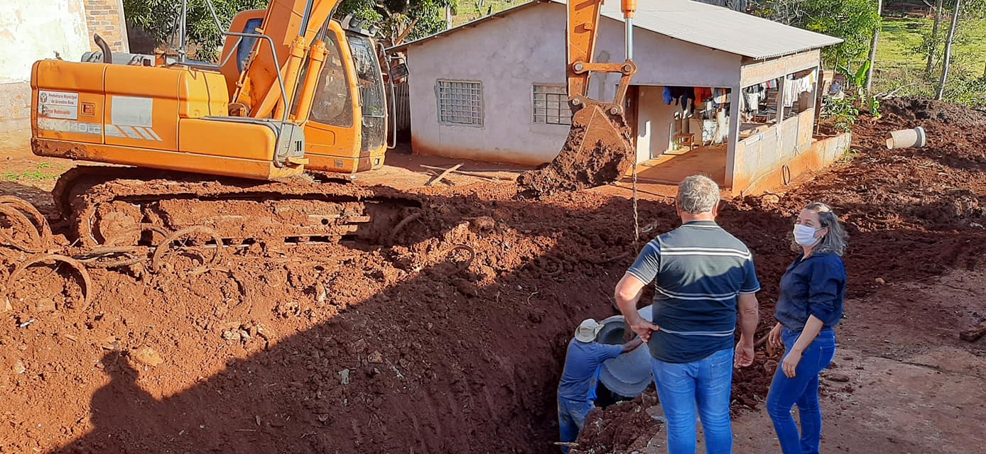 Obras de canalização de águas pluviais na Rua Ary Borba Carneiro