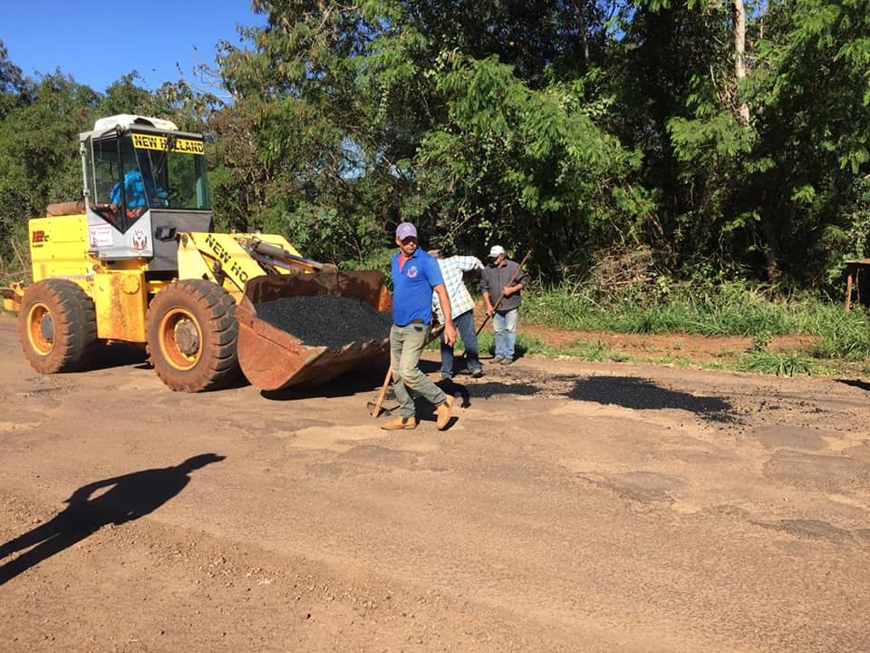 Operação tapa buracos na  Avenida das Flores