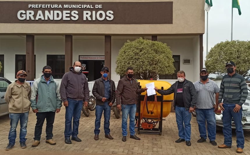 Entrega de um pulverizador de 400 litros para a Associação de Hortifrutigranjeiros Semeando para Futuro - AHSF
