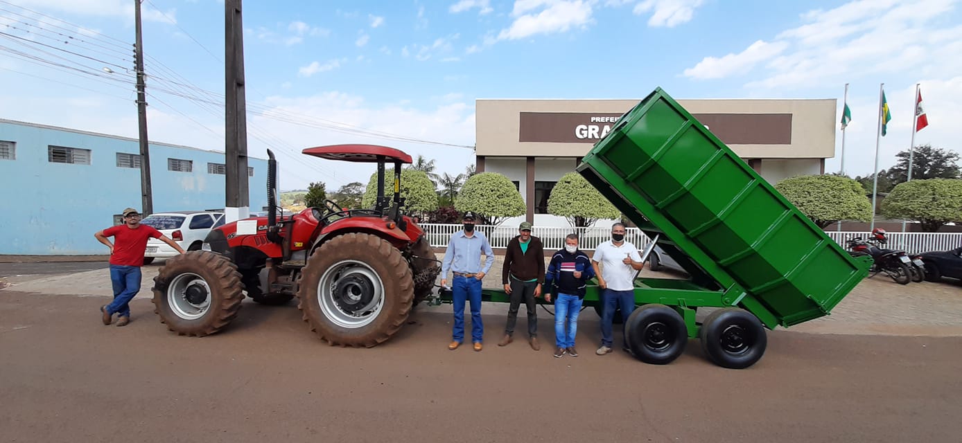 ACAFÉ recebe um trator modelo TL 5.100 Motro FPT8000