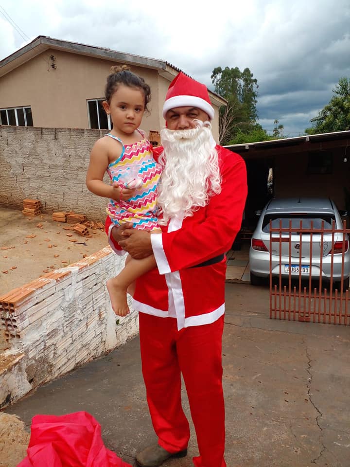 Distribuição de lembranças natalinas para a população carente dentro da cidade de Grandes Rios