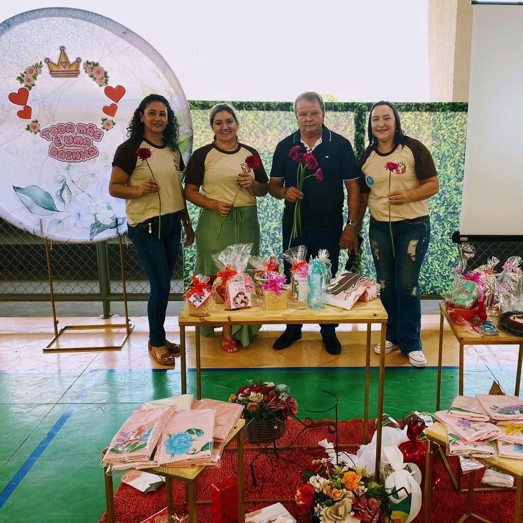 Distribuição de flores em homenagem aos dia das mães!