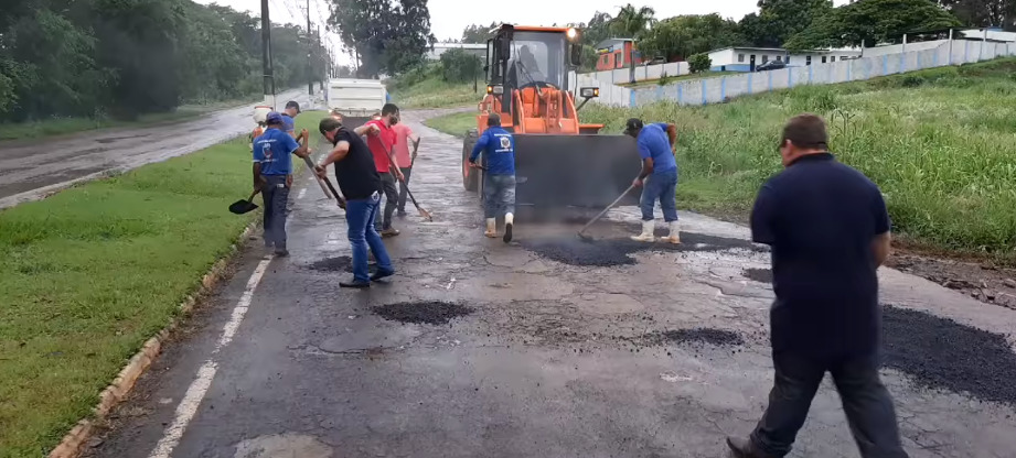 Operação tapa buracos sendo realizada na entrada da cidade