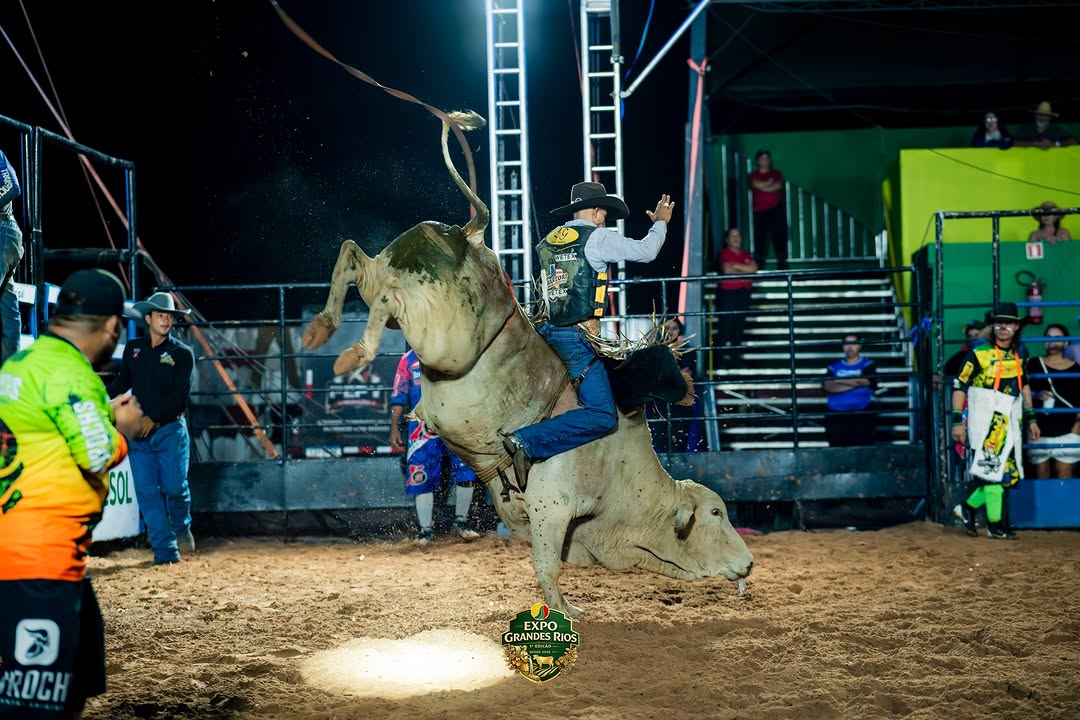 Segunda Noite da Expo Grandes Rios é Pura Emoção: Arena Lotada, Rodeio e Shows Incríveis