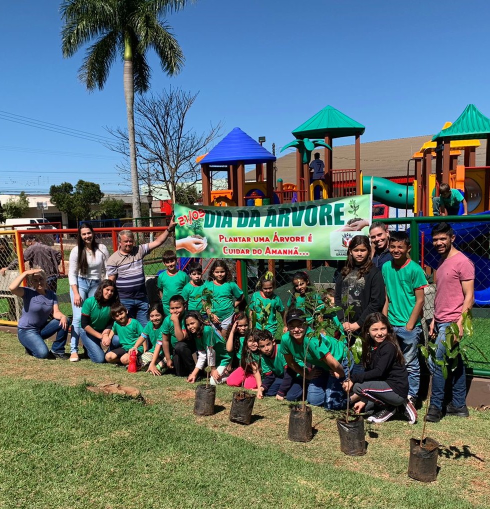Prefeitura de Grandes Rios realiza ação de plantio de árvores de arborização em comemoração ao dia da arvore 