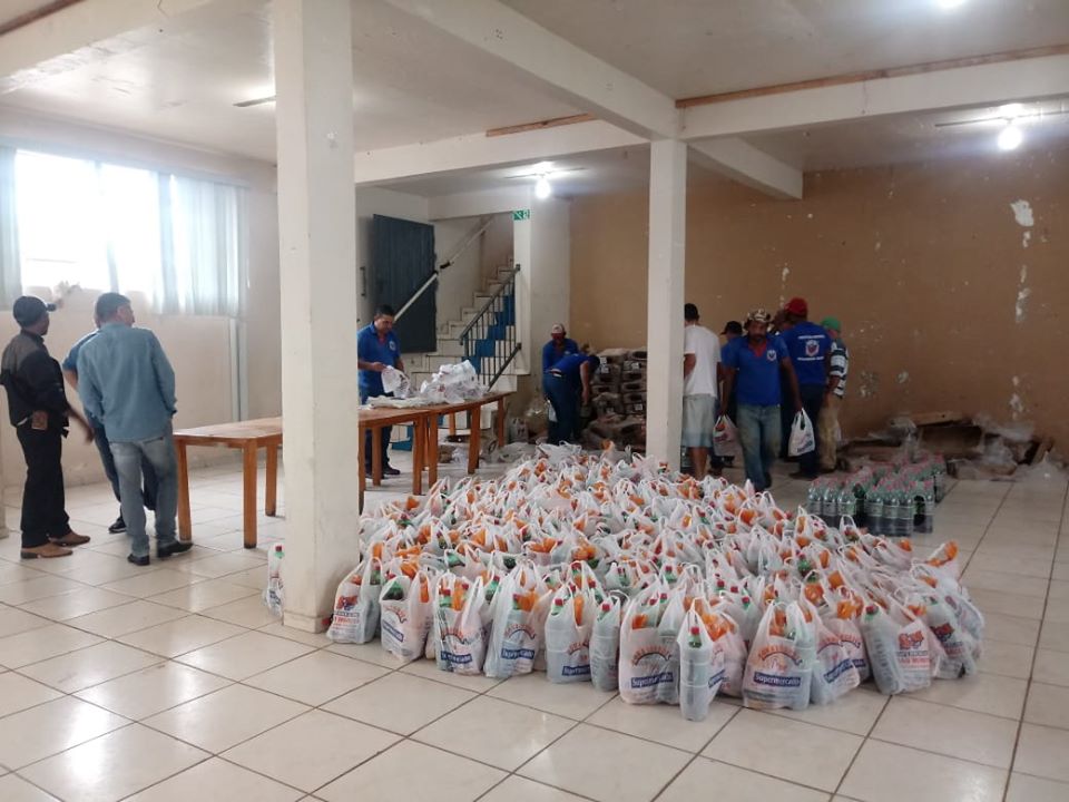 Entrega  de frango e refrigerante a famílias carentes de grandes Rios