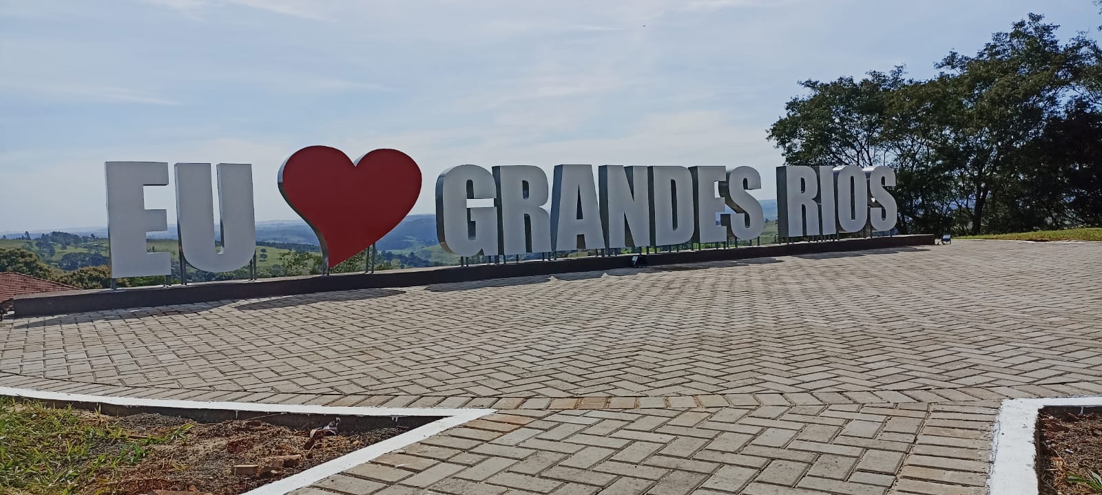 Gestão Toninho do Café e Renato do Bar inaugura mirante na praça da camponesa em Grandes Rios