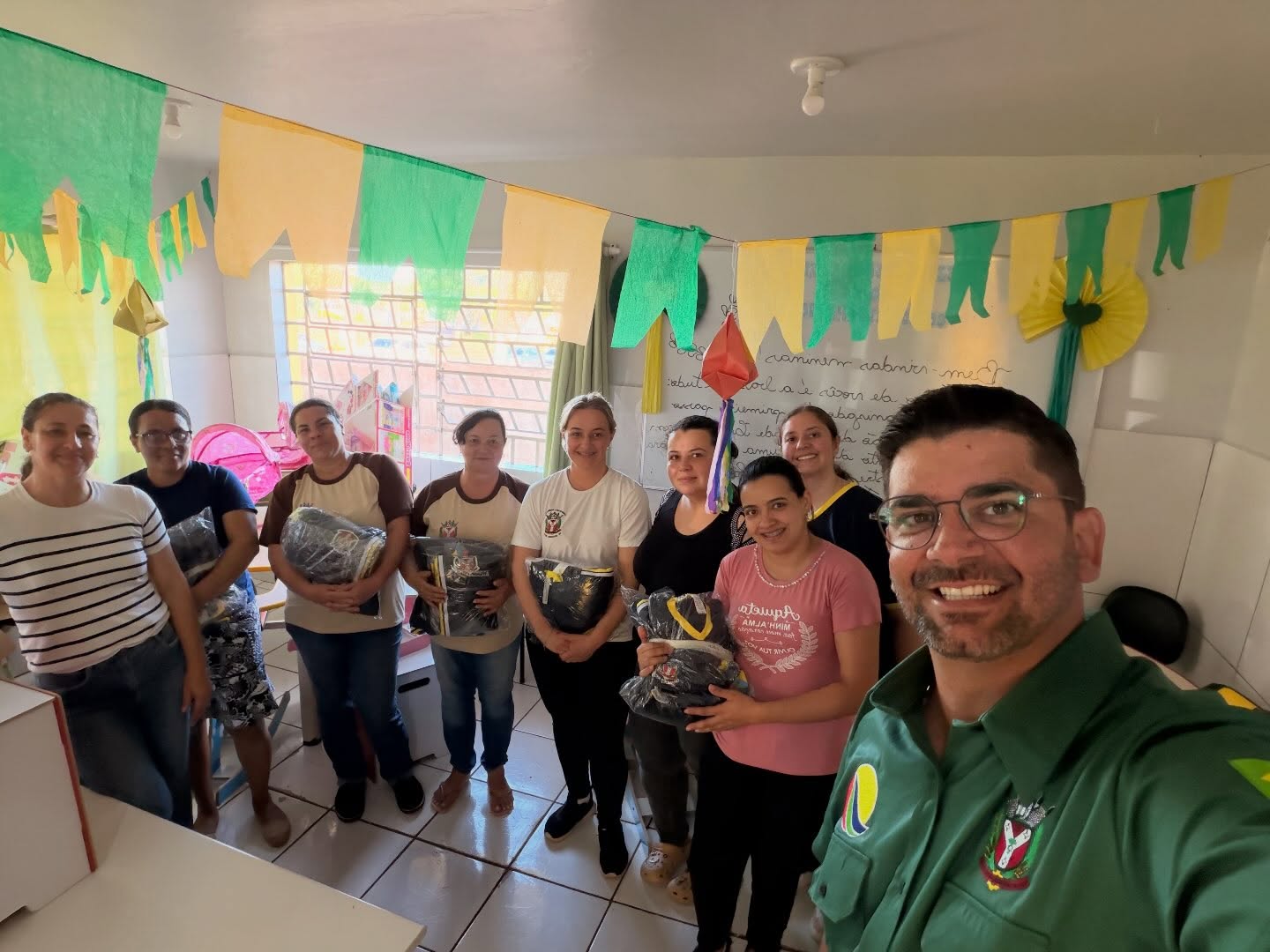 Prefeitura entrega novos uniformes aos servidores da Educação