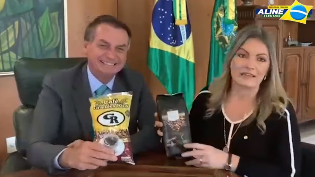 Deputada Federal Aline Sleutjes entrega ao Presidente Jair Messias Bolsonaro um presente enviado pelo Prefeito Toninho do Café